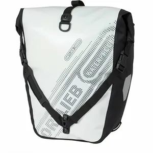 Ortlieb is de uitvinder van de waterdichte fietstassen met de rolsluiting. Veel mensen sluiten de tassen door de uiteinden van de rol rechtstreeks aan elkaar te klikken. Op deze foto ziet u de enige juiste manier. Door middel van de schouderband en het haakje.