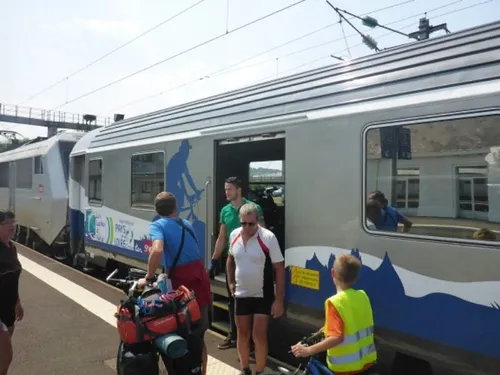 Weer terug naar het beginpunt? De fiets gaat gratis mee in de trein. Er is een aparte wagon met mannen die je fiets voor je tillen. Met bagage en al (kijk en leer NS)