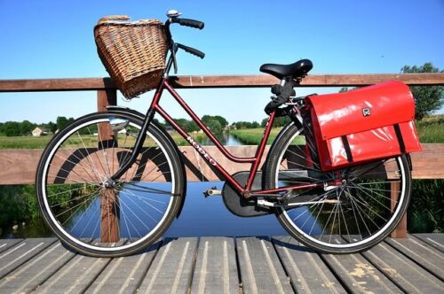 Zwaar, terugtraprem, geen versnellingen, dames frame. Nauwelijks geschikt voor een fietsvakantie. Afgezien van de waterdichte tassen wellicht