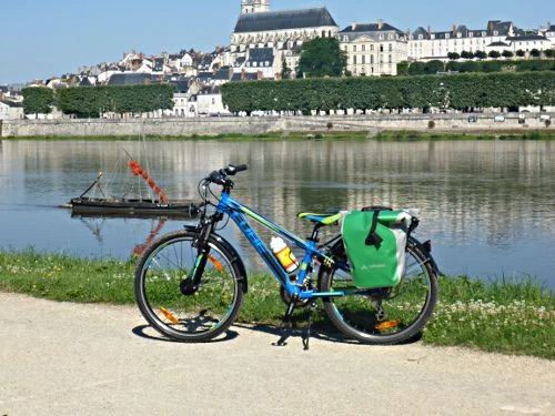 Stoer vakantiefiets met bagage voor je kind.