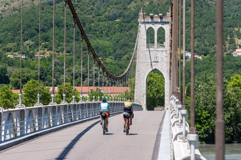 Viarhôna over de brug van La Voulte-sur-Rhône - 
Crédit photo ; © Christian Martelet/Auvergne-Rhône-Alpes Tourisme