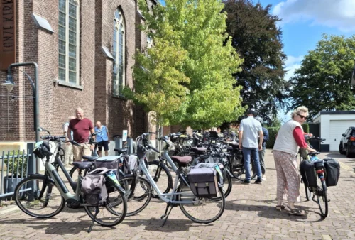 Fiets-3-Daagse Waspik - Bij de kerk